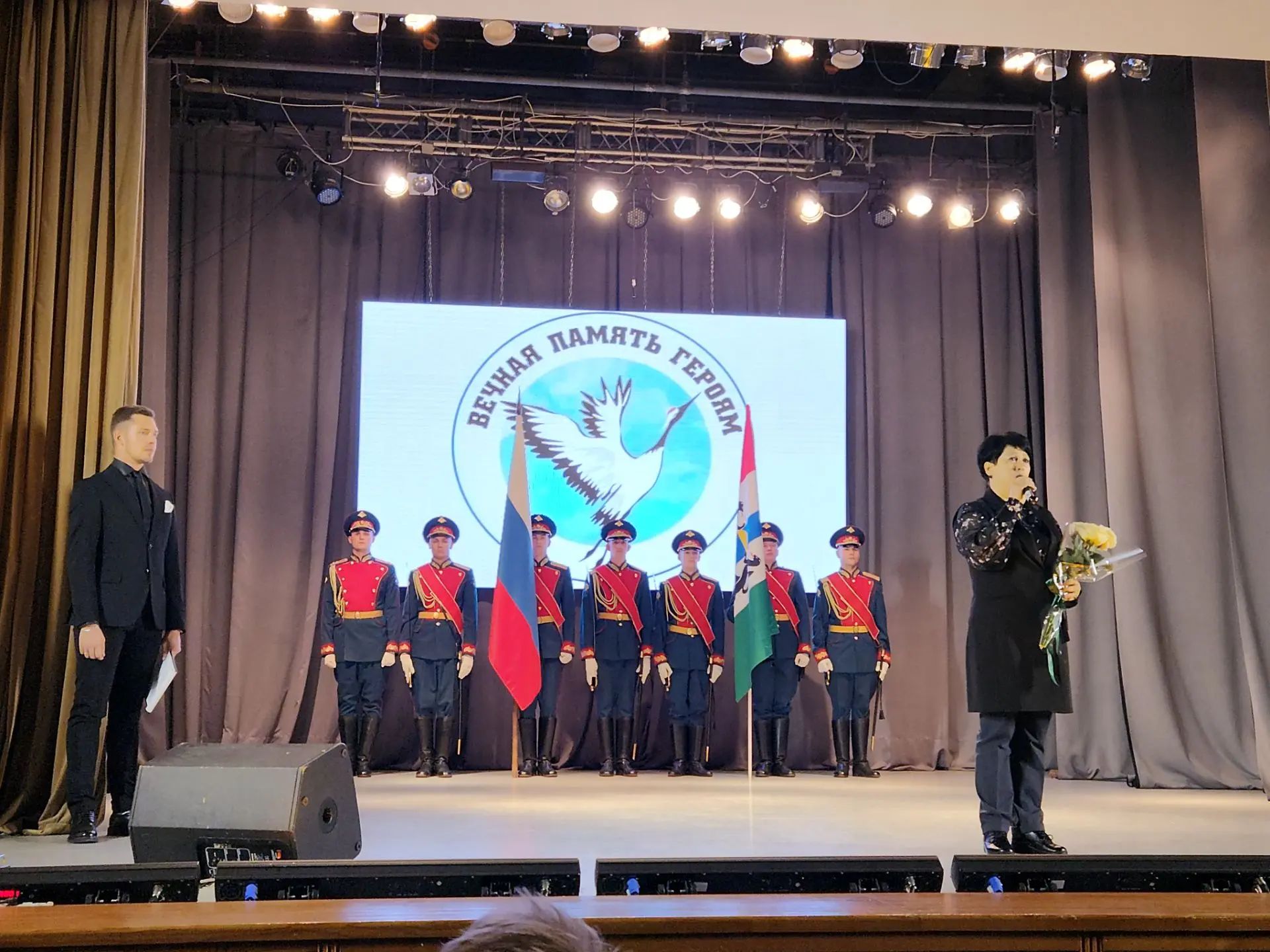 В ДК «Революции» проходит патриотическая выставка «Вечная память героям: посмотри в глаза герою / Мама, я не вернусь!», посвященная памяти участников специальной военной операции.